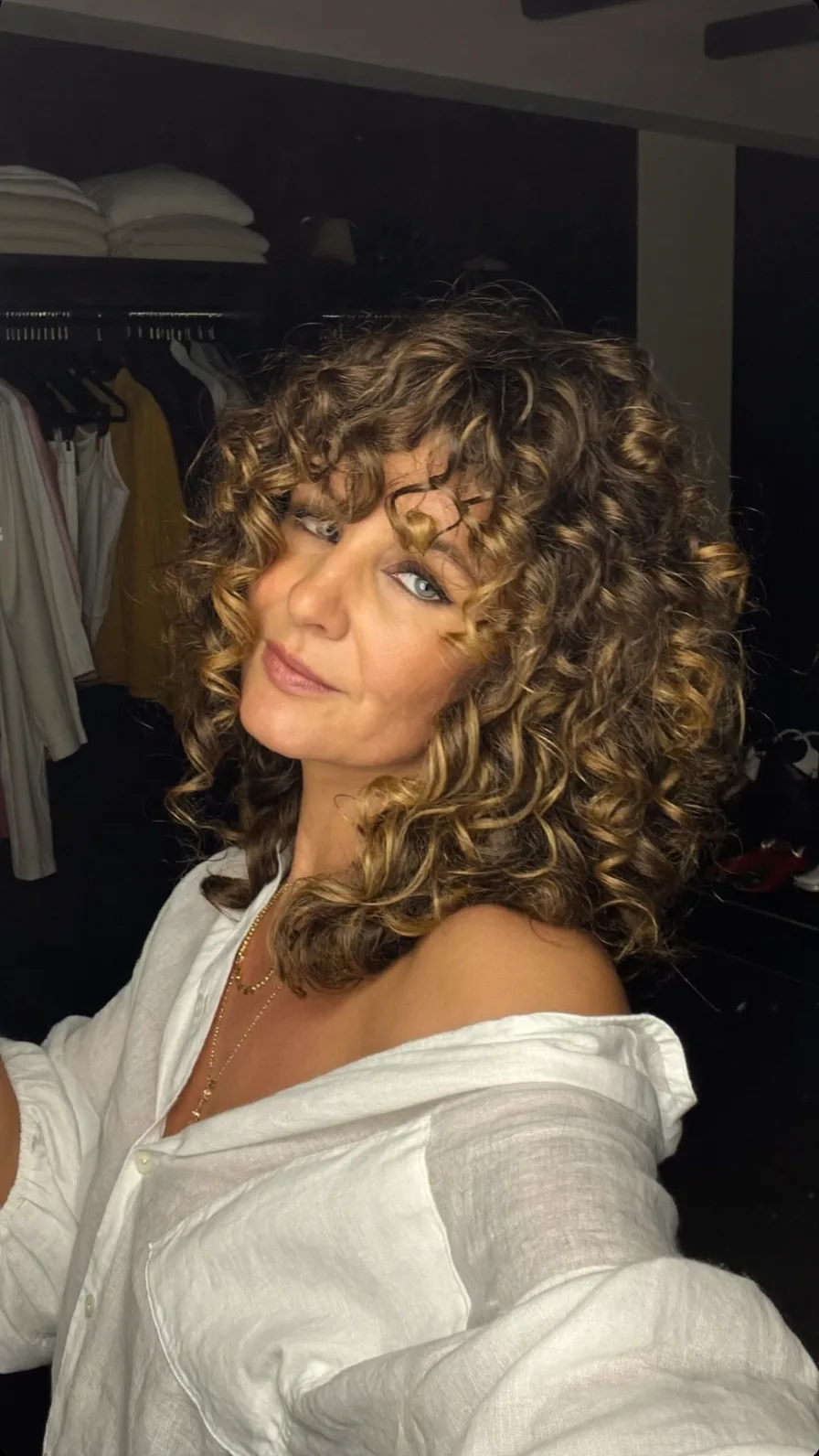 Voluminous Shoulder-Length Curly Layers with Balayage Highlights