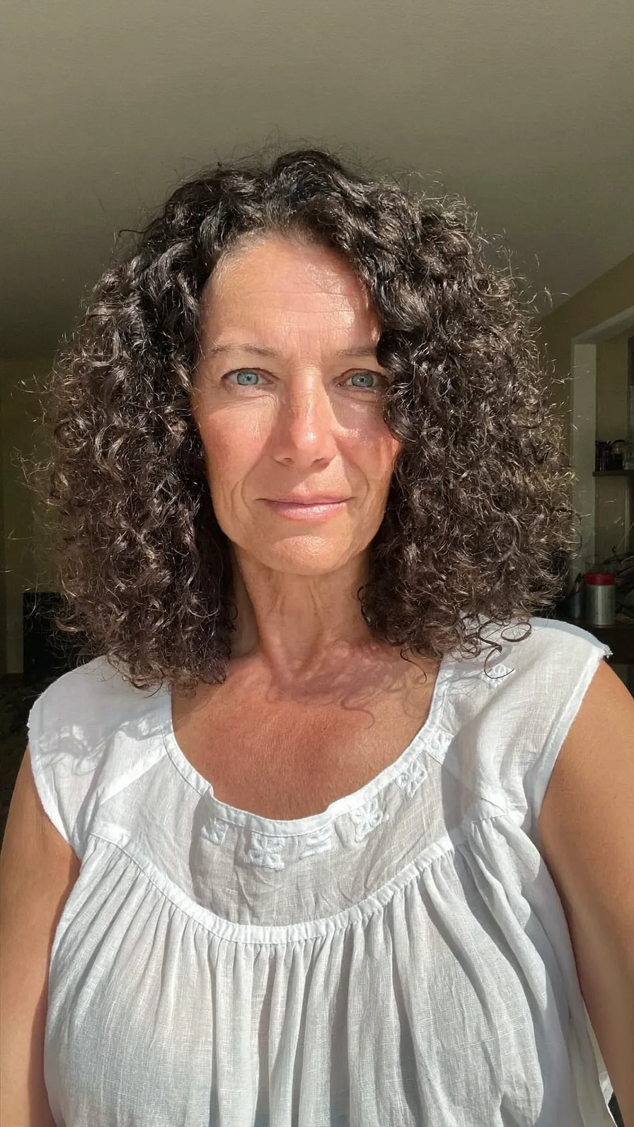Voluminous Shoulder-Length Curly Layers with Side Part