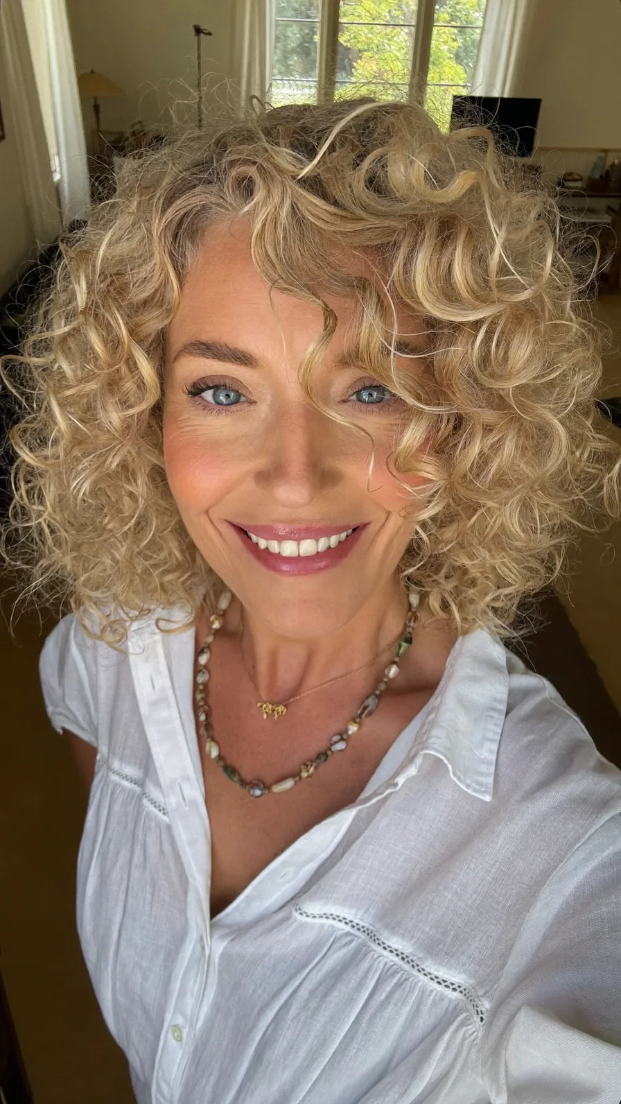 Voluminous Curly Bob with Layered Honey Blonde Highlights