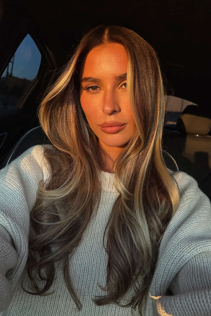 Sun-Kissed Balayage Blonde Wavy Long Layered Hair with Face-Framing Highlights