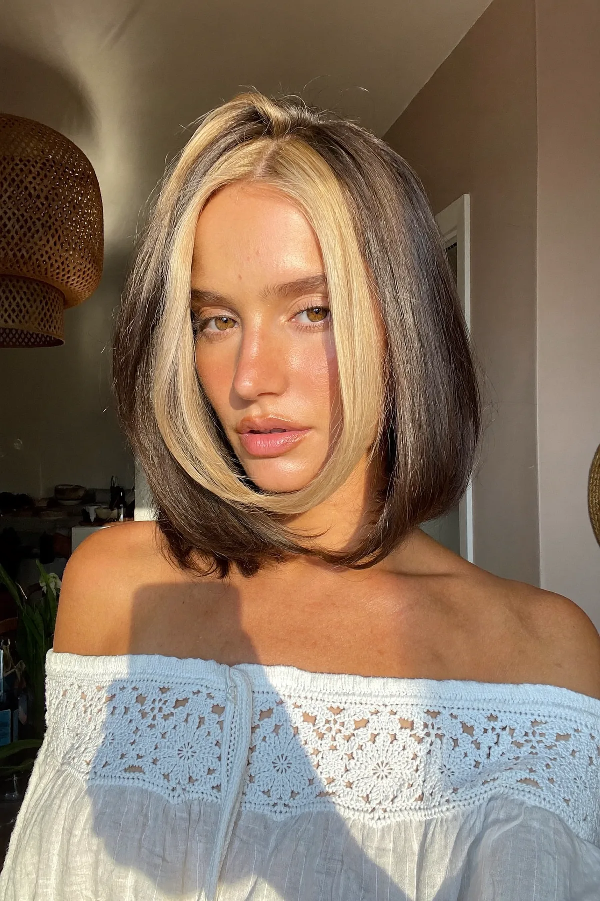 Sleek Straight Dark Blonde Chin-Length Bob with Chunky Face-Framing Highlights