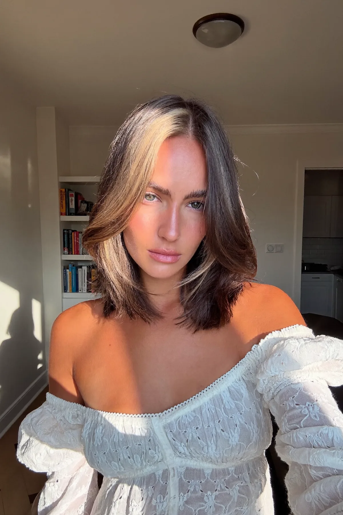Sleek Straight Dark Blonde Lob with Chunky Face-Framing Highlights