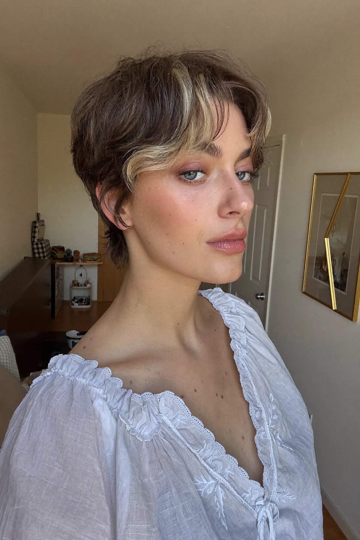 Wavy Dark Blonde Pixie Cut with Curtain Bangs and Chunky Highlights