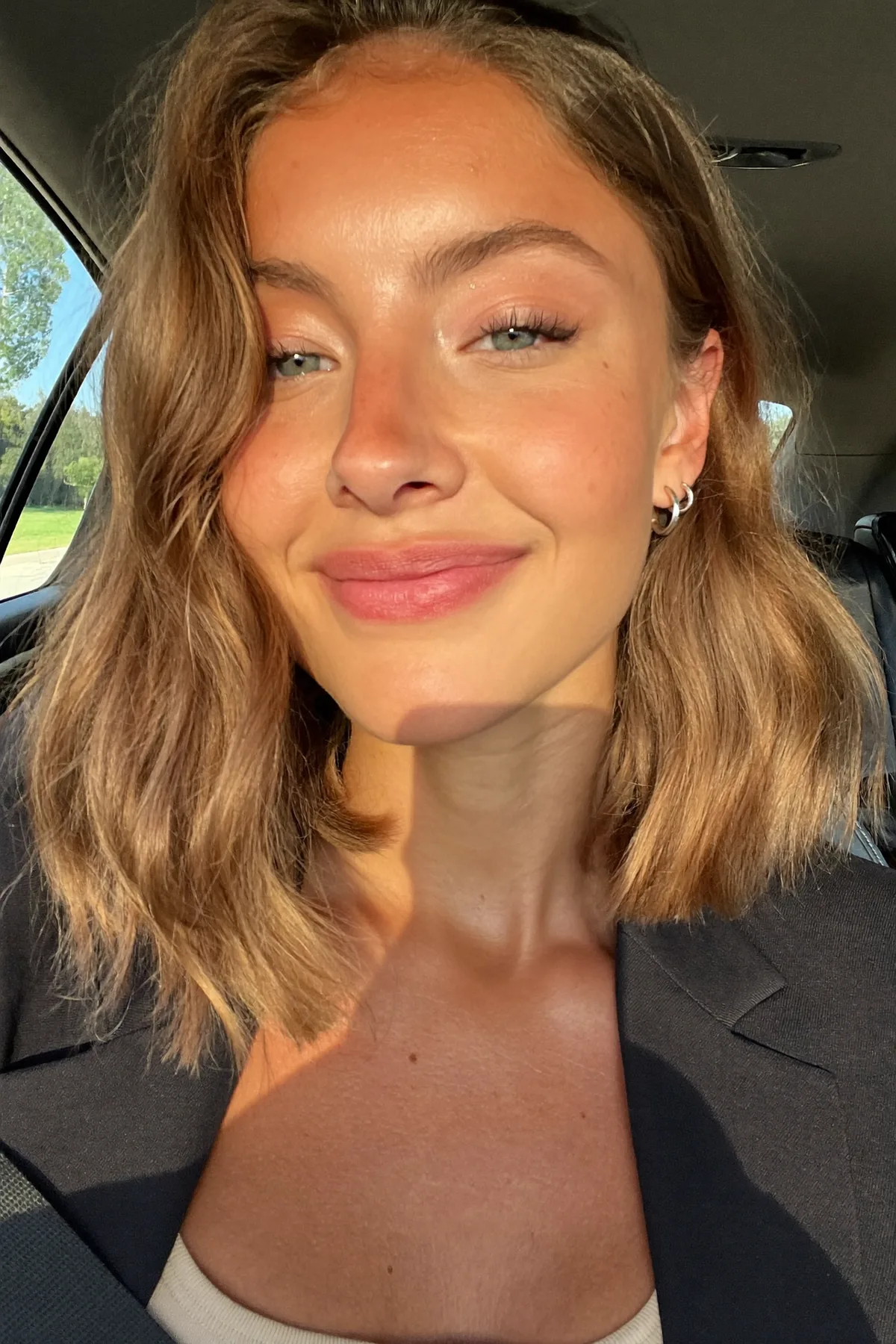 Glossy Dark Blonde Collarbone-Length Lob With Soft Waves