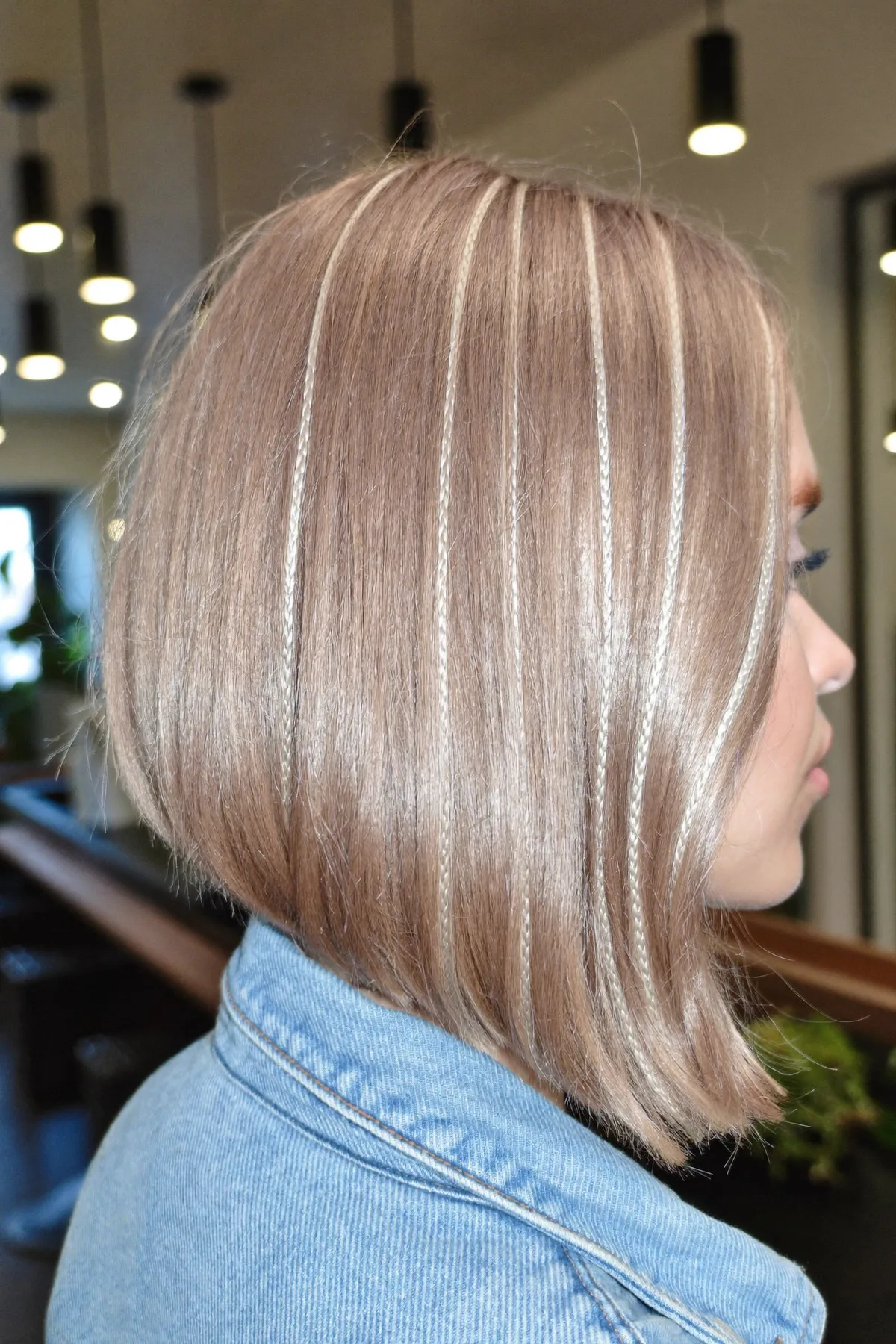 Sleek Straight Dark Blonde Bob with Chunky Face-Framing Highlights