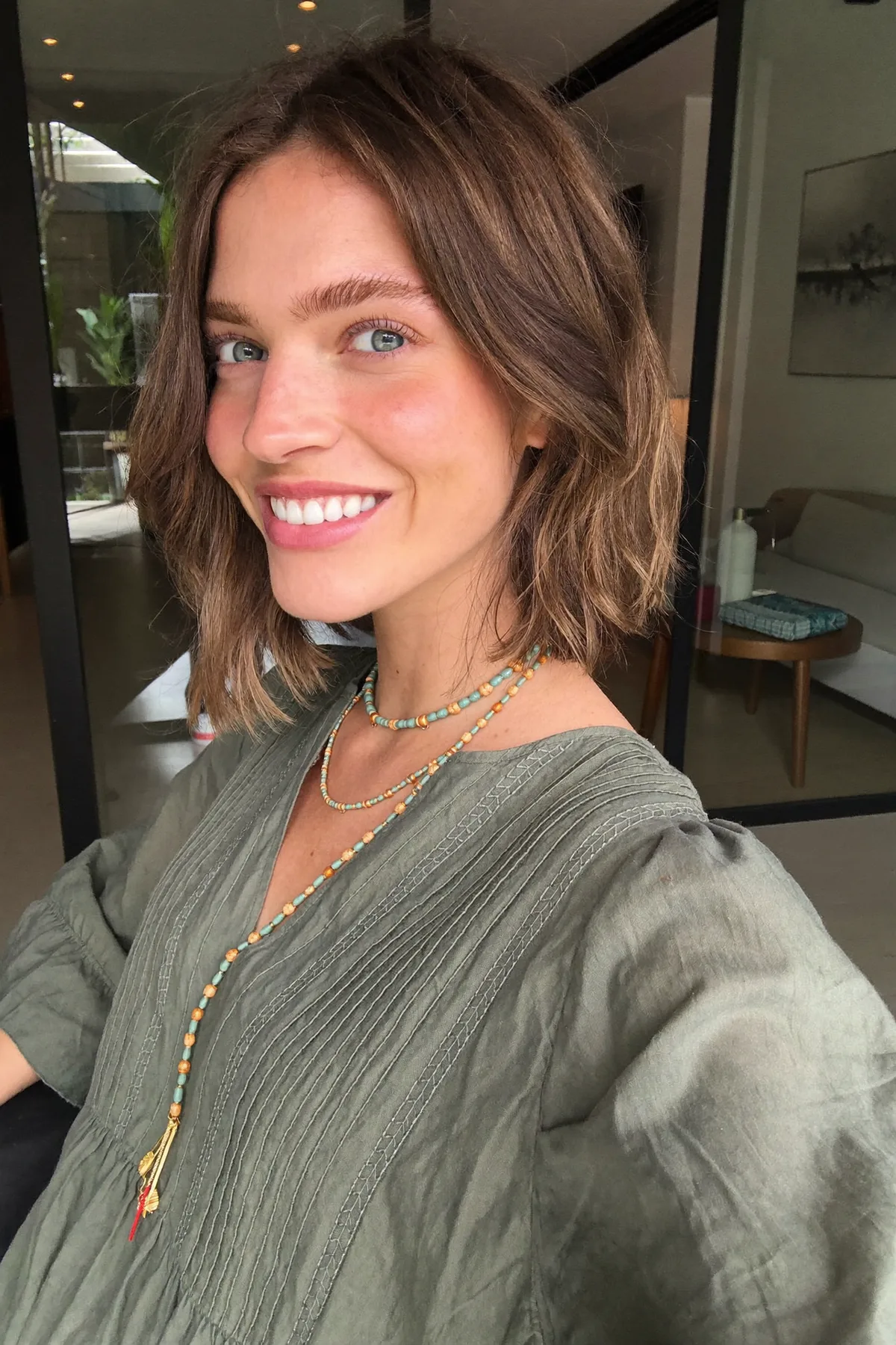 Wavy Dark Blonde Collarbone-Length Bob with Solid Color Finish