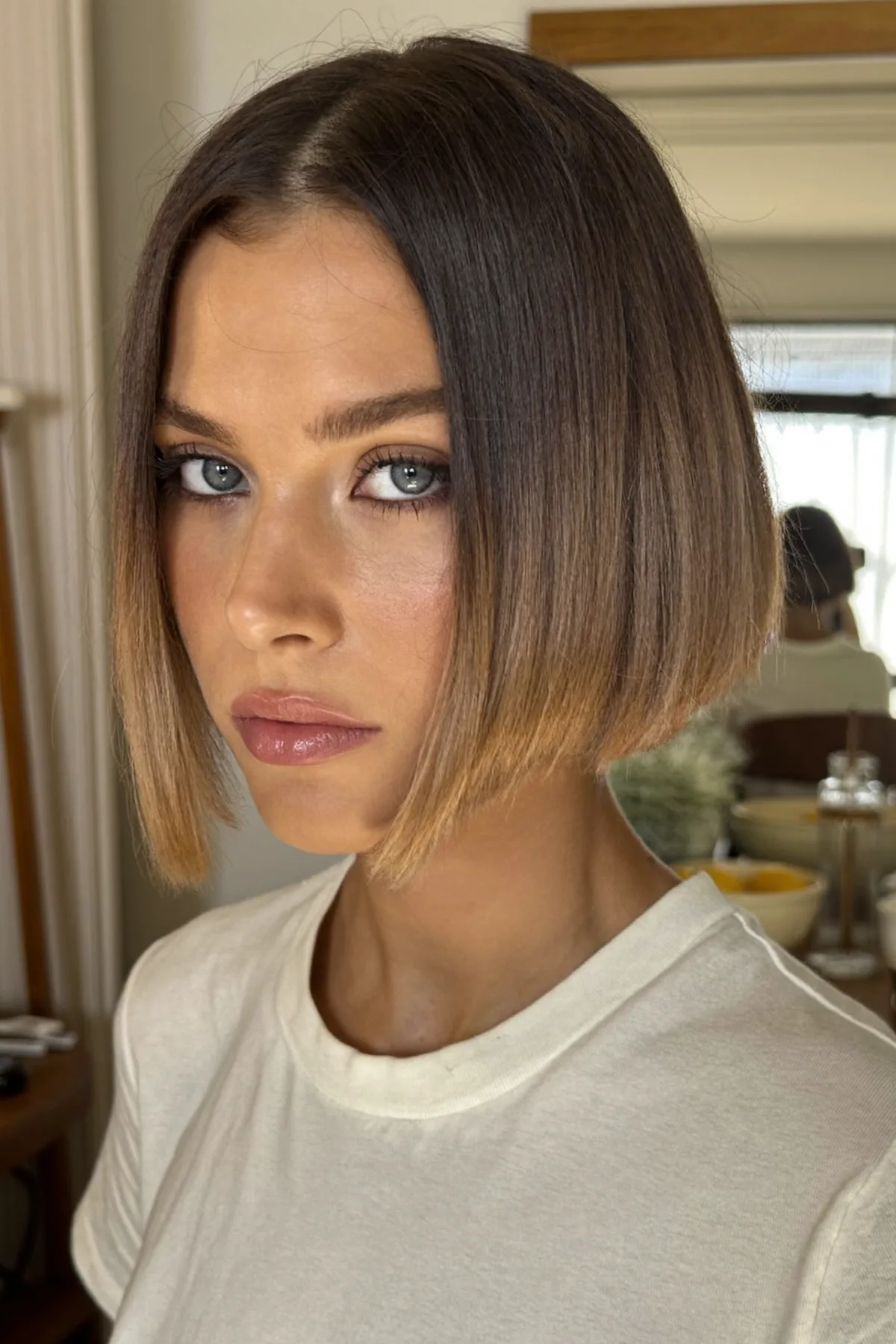 Sleek Straight Dark Blonde Chin-Length Bob for Modern Sophistication