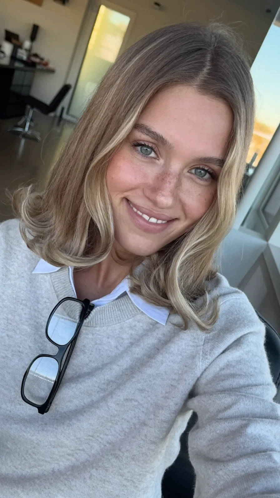 Soft Layered Shoulder-Length Waves with Multi-Dimensional Highlights