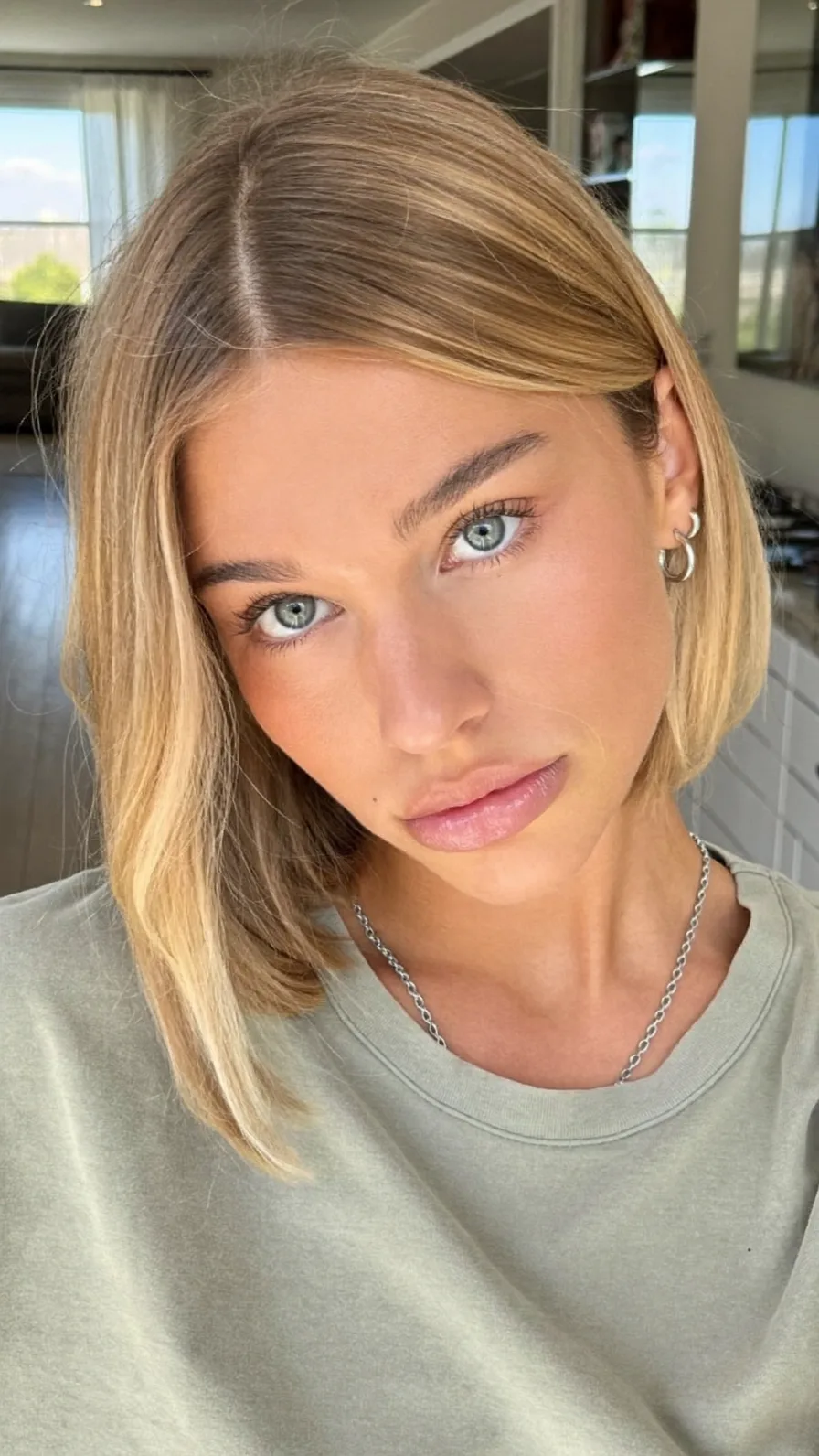 Sleek Blunt Bob with Subtle Warm Blonde Highlights