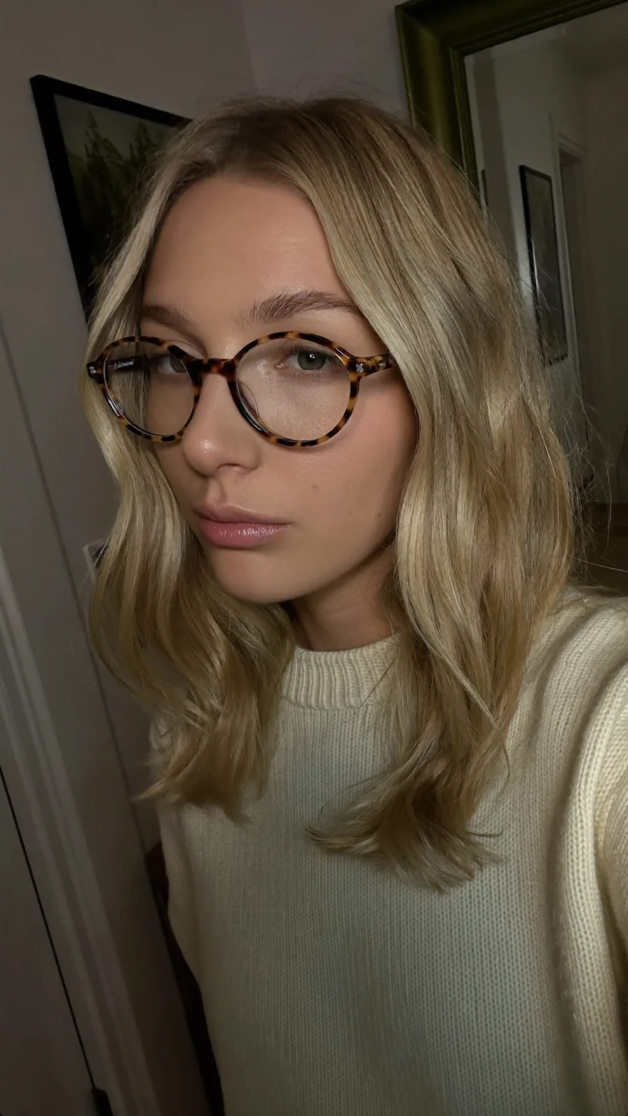 Soft Layered Blonde Waves with Subtle Highlights and Rounded Ends