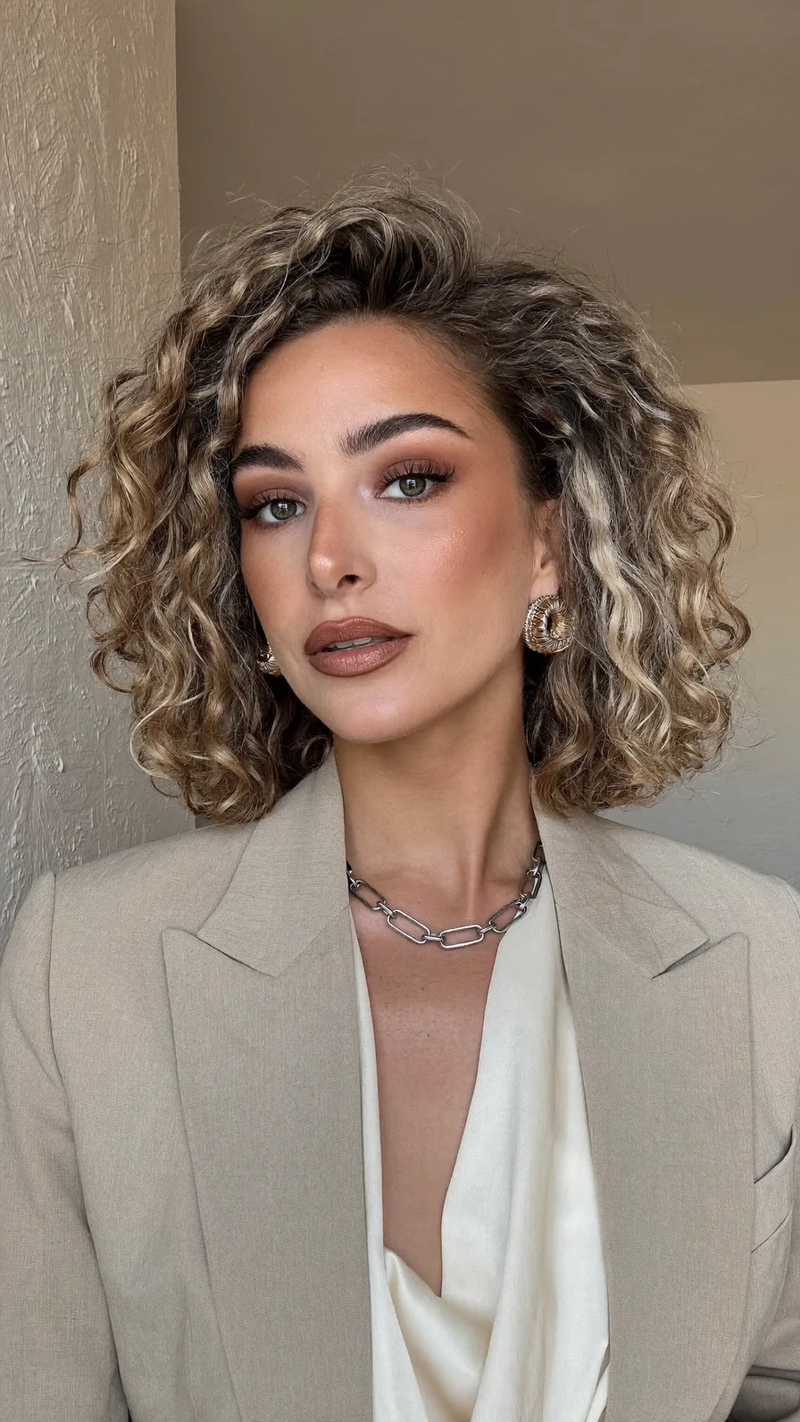 Voluminous Curly Shoulder-Length Bob with Multi-Dimensional Highlights