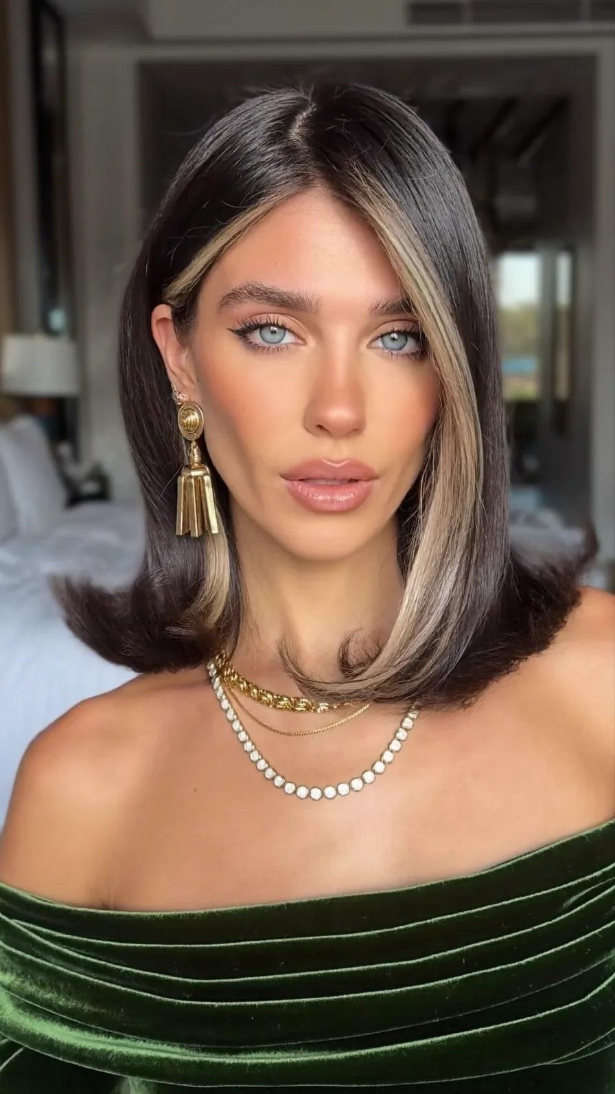 Chic Shoulder-Length Blunt Bob with Blonde Money Piece Highlights