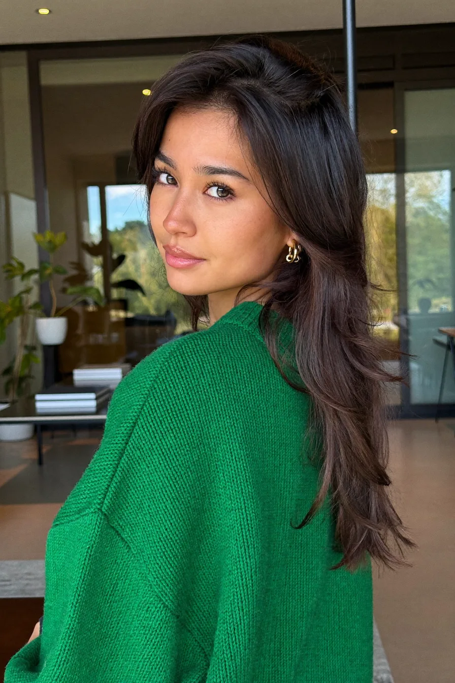 Effortlessly Layered Dark Brown Mid-Length Hair for Natural Volume