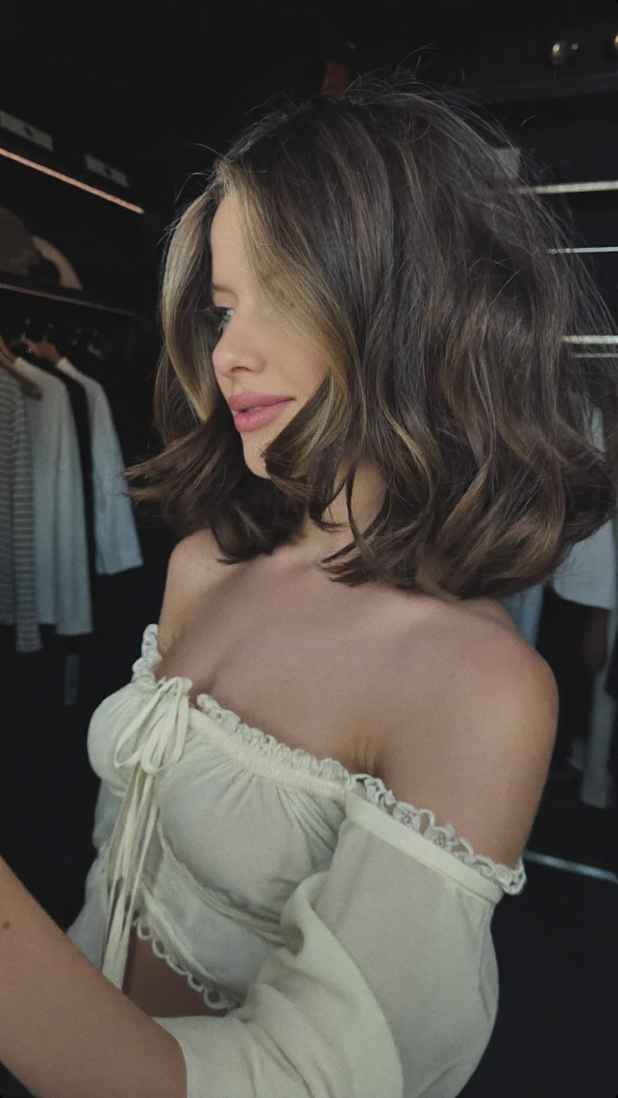 Voluminous Shoulder-Length Layers with Honey Blonde Money-Piece Highlights
