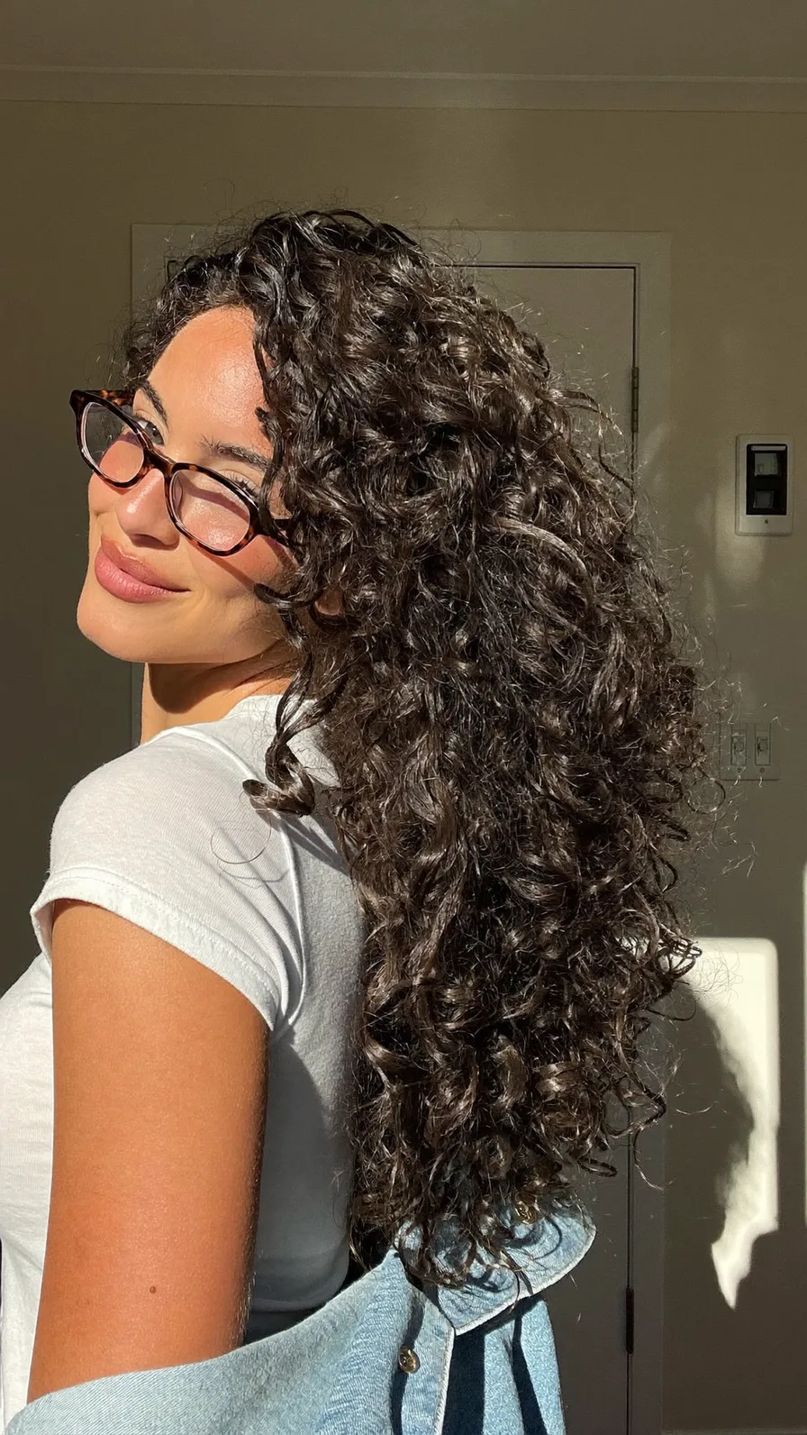 Voluminous Long Curly Layers with Deep Side Part Elegance