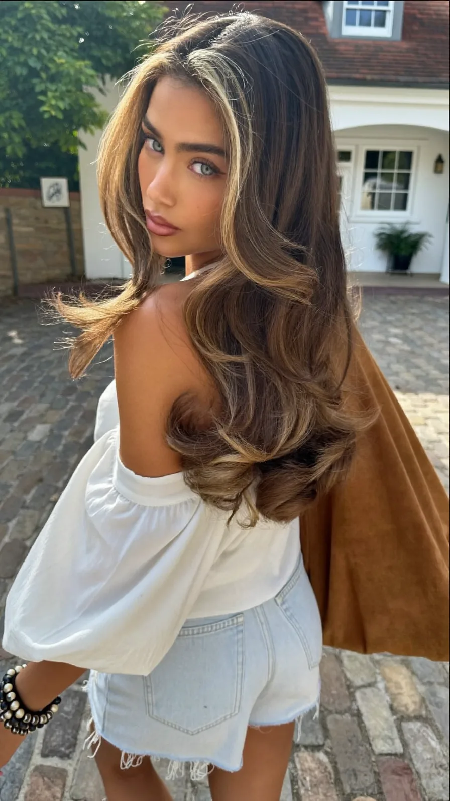 Voluminous Long Layered Hair with Warm Honey Blonde Balayage Highlights