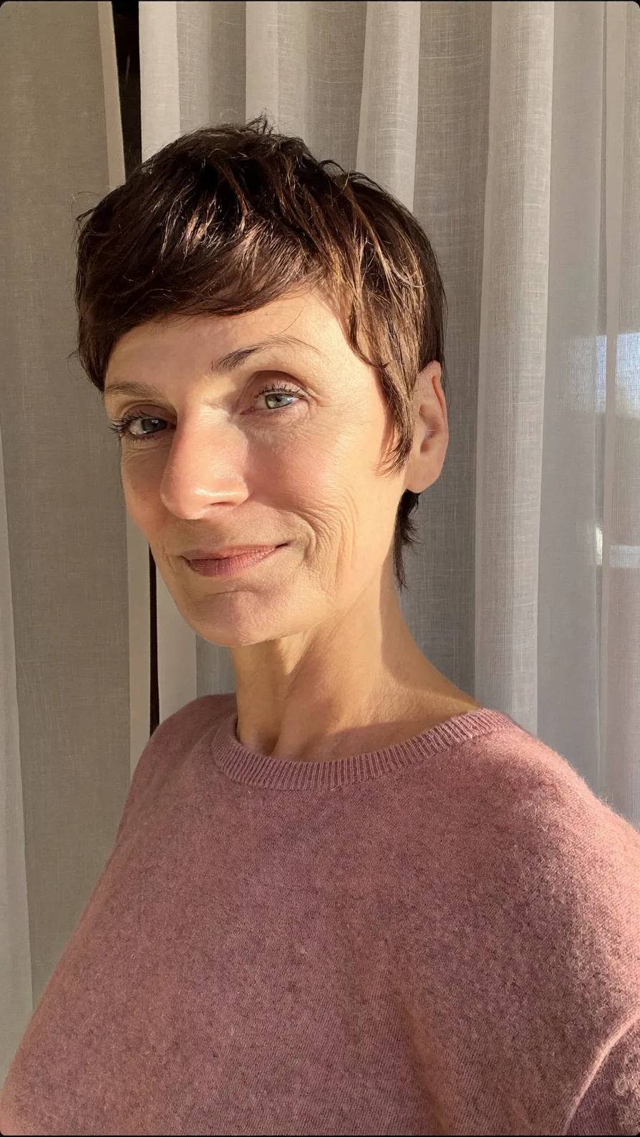 Textured Side-Swept Pixie Cut with Warm Brown Highlights