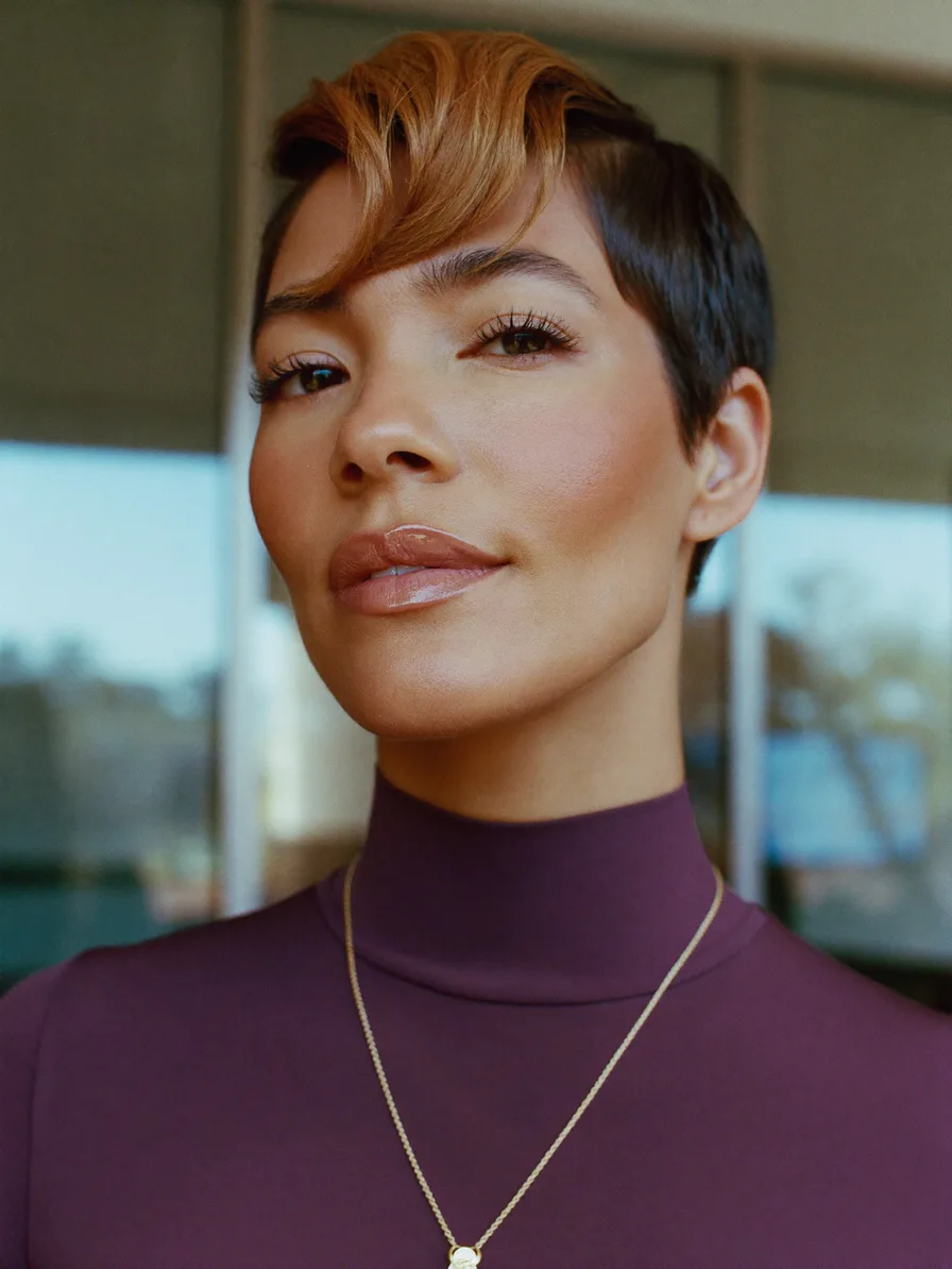 Textured Short Pixie Cut with Warm Caramel Money-Piece Highlights