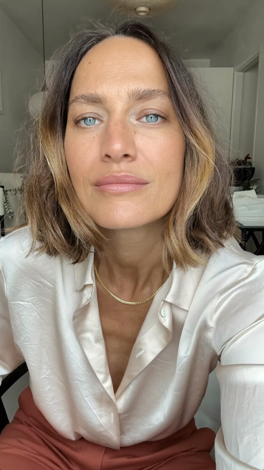 Chic Textured Lob with Warm Caramel Balayage Highlights