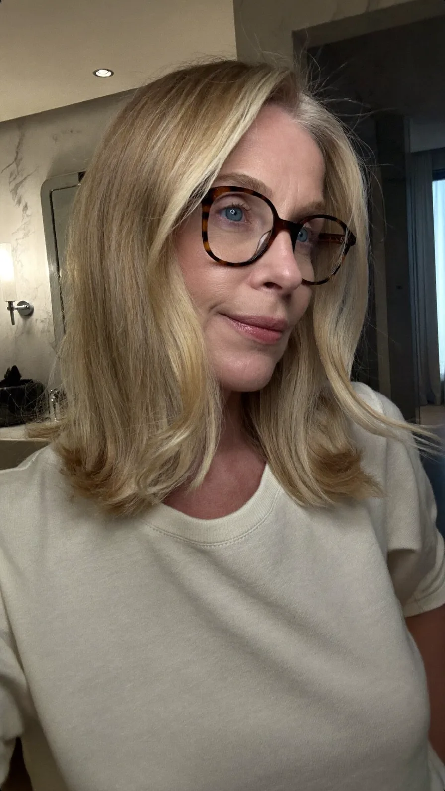 Soft Shoulder-Length Hair with Subtle Highlights and Flicked Ends