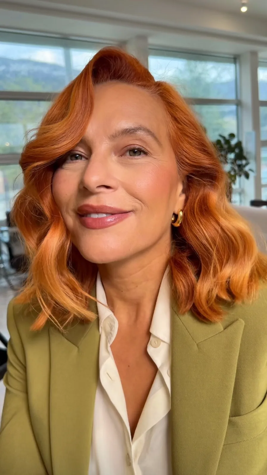 Classic Retro Wavy Shoulder-Length Copper Red Hairstyle