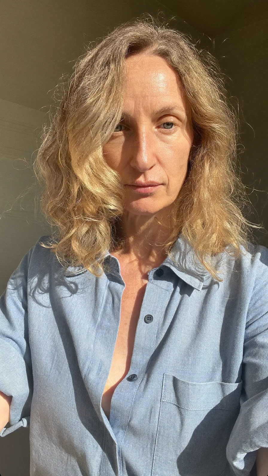 Soft Shoulder-Length Layered Waves with Warm Blonde Highlights