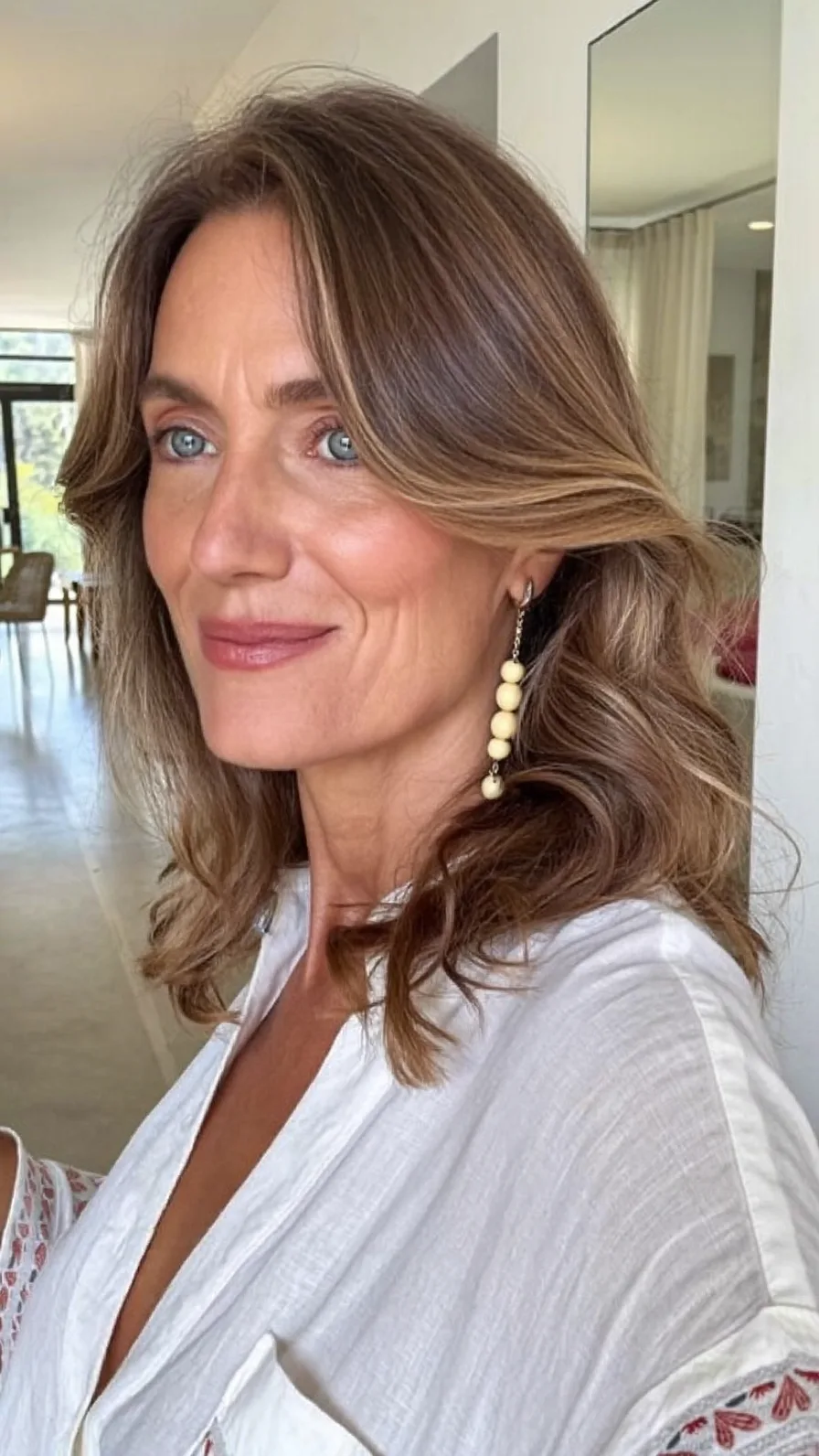 Elegant Shoulder-Length Long Layered Hair with Curtain Bangs