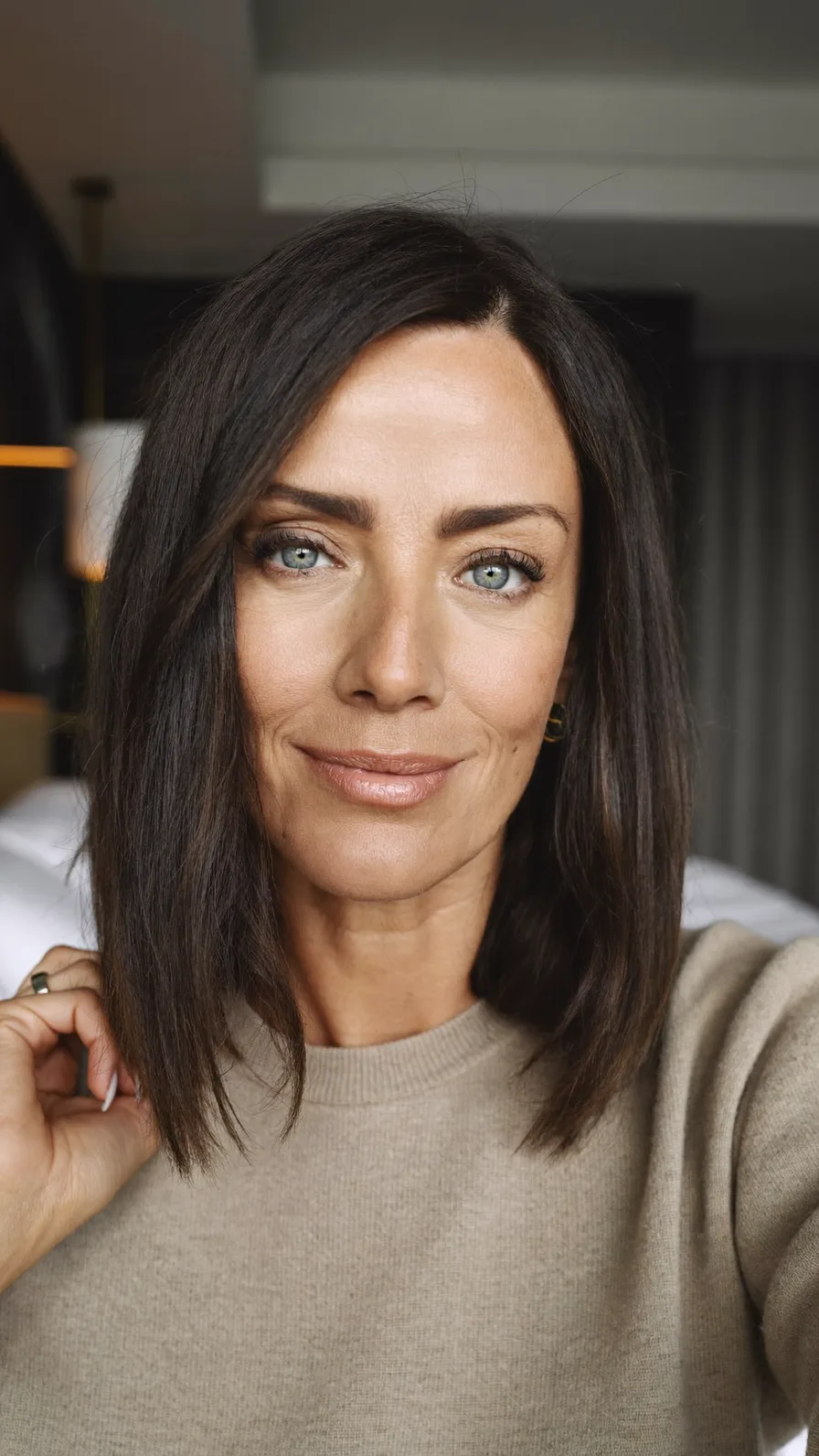 Classic Shoulder-Length Lob with Sleek Side-Swept Styling