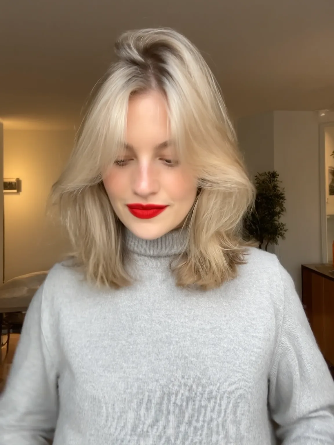 Soft Sandy Blonde Wavy Layers with Curtain Bangs on Oval Faces