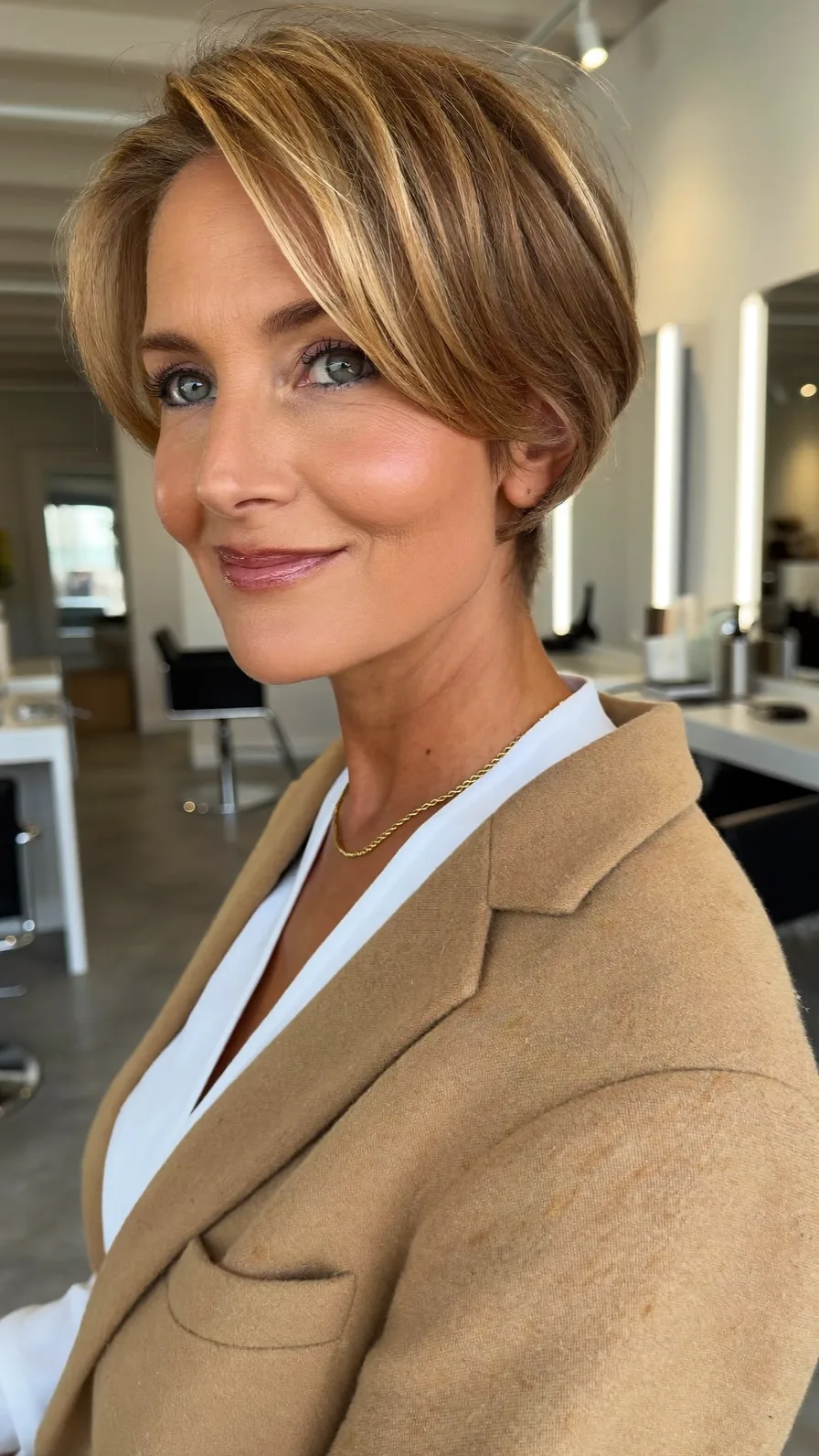 Elegant Side-Parted Honey Blonde Short Bob with Soft Layers