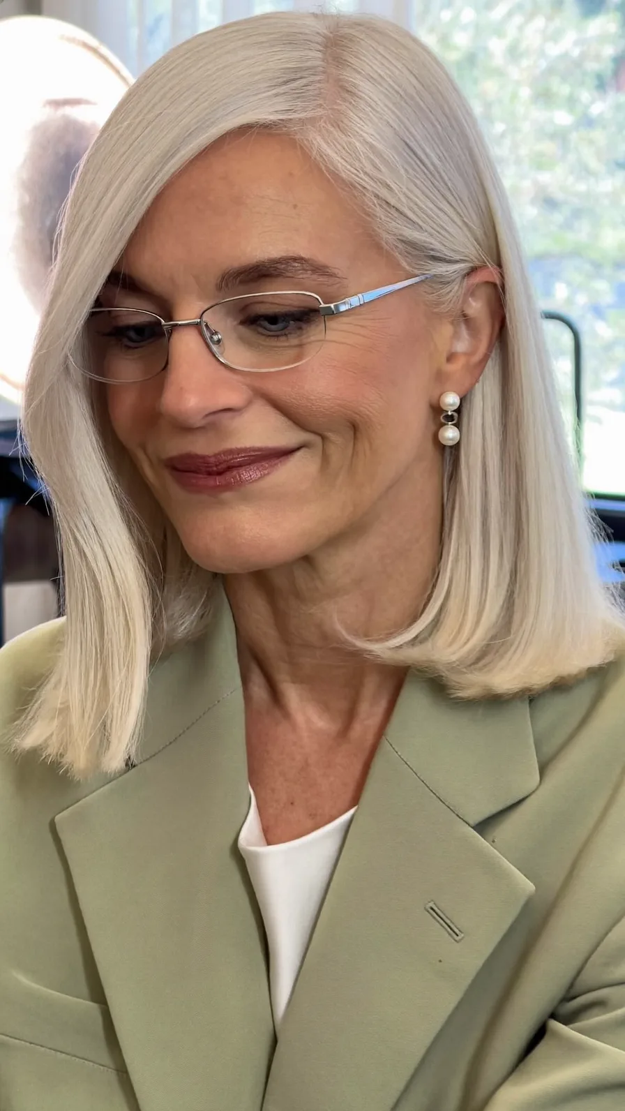 Sleek Cool Platinum Blunt Bob with Side-Swept Part