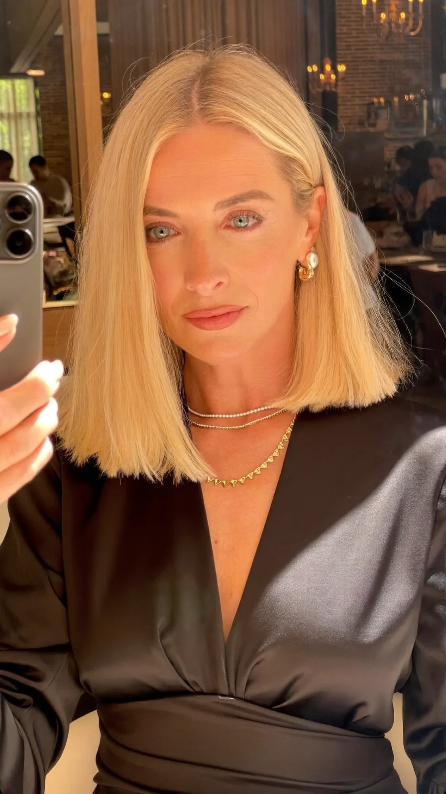 Sleek Chin-Length Blonde Blunt Bob with Side Part