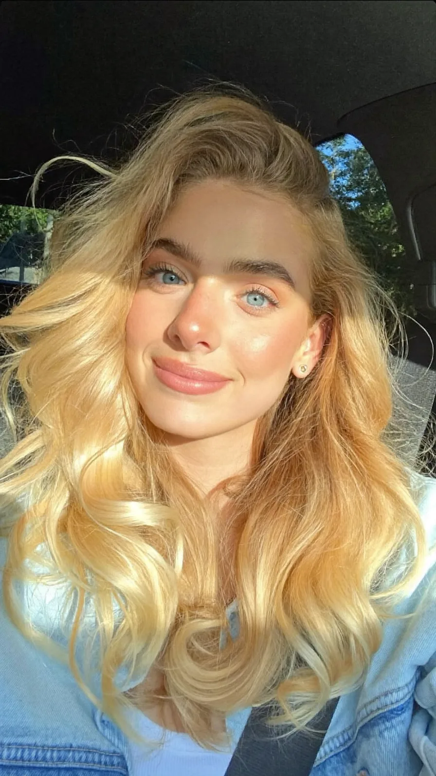 Voluminous Long Blonde Layers with Soft Flowing Waves