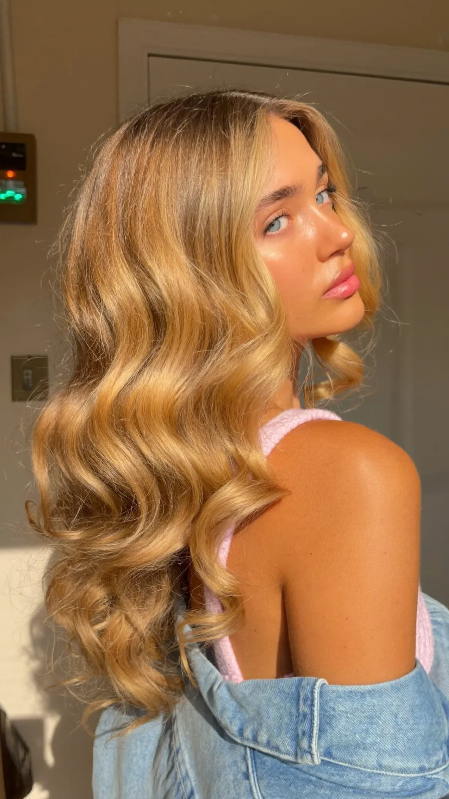 Elegant Long Wavy Blonde Hair with Subtle Balayage Highlights