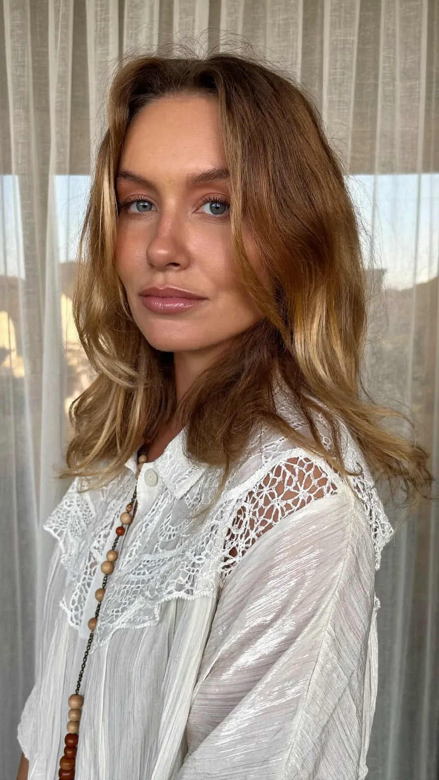 Soft Wavy Medium-Length Hair with Caramel Blonde Balayage