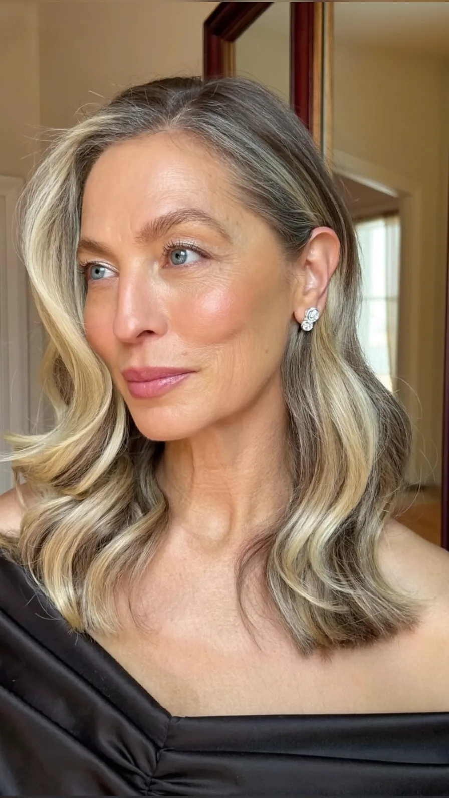 Elegant Shoulder-Length Layers with Soft Side-Swept Highlights
