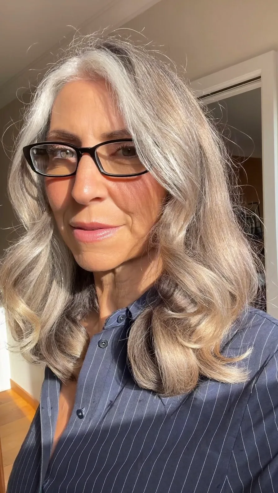Elegant Soft Layered Shoulder-Length Silver Wave Style