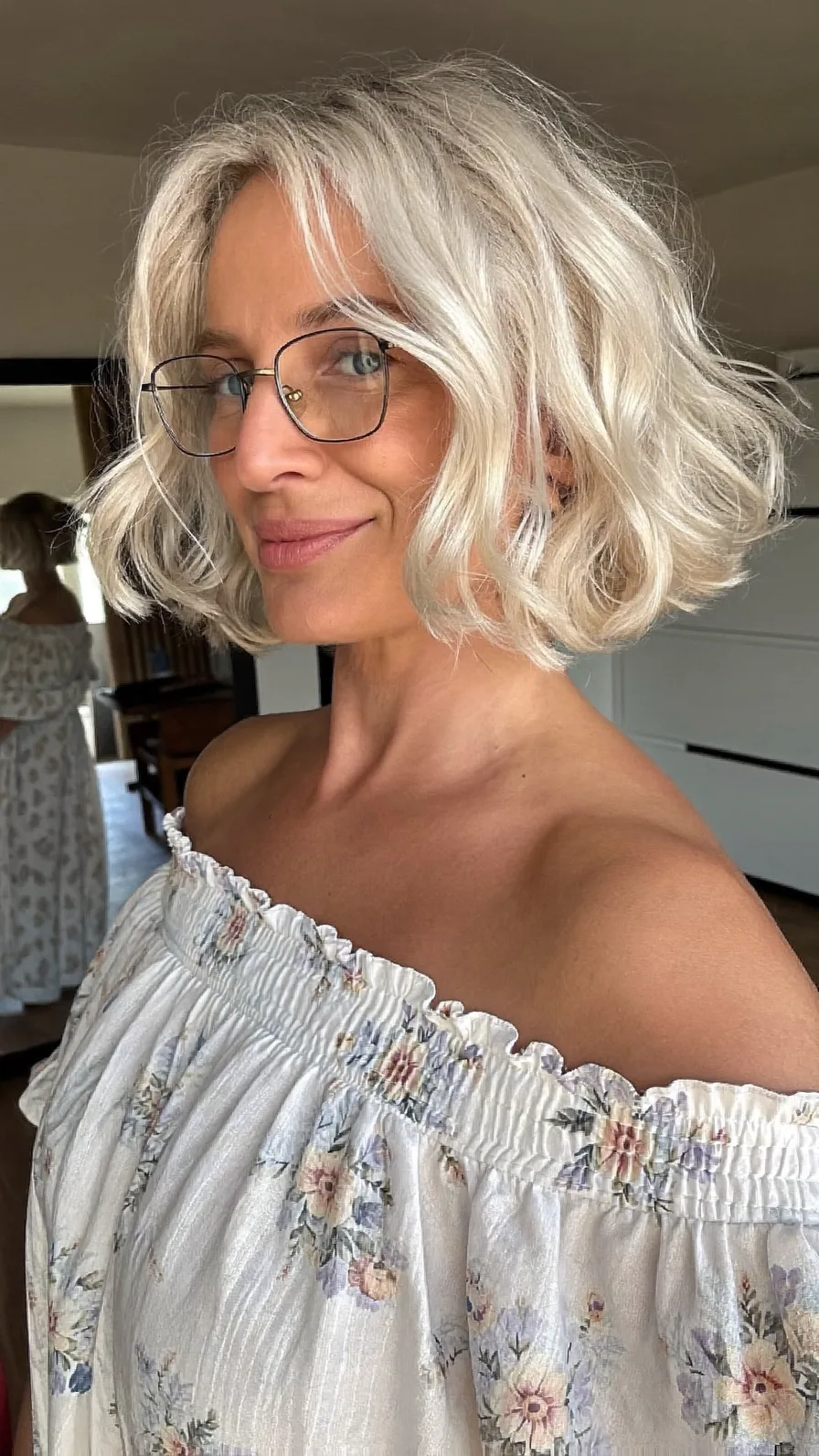 Elegant Wavy Chin-Length Platinum Blonde Layered Bob