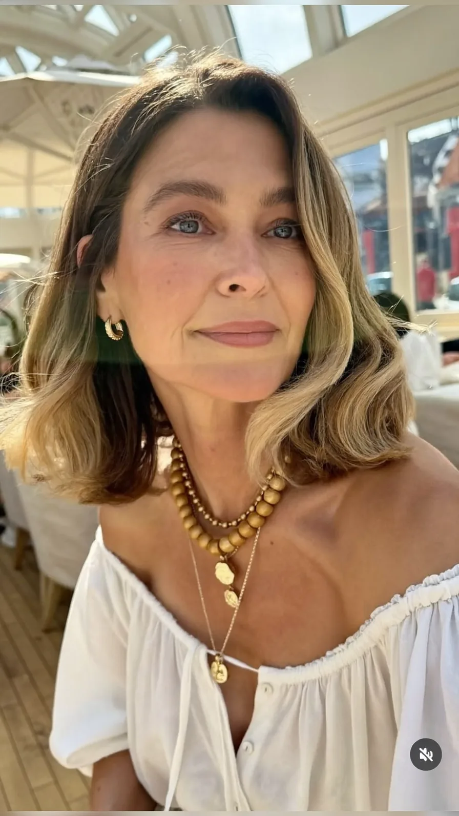 Soft Wavy Shoulder-Length Lob with Warm Honey Balayage