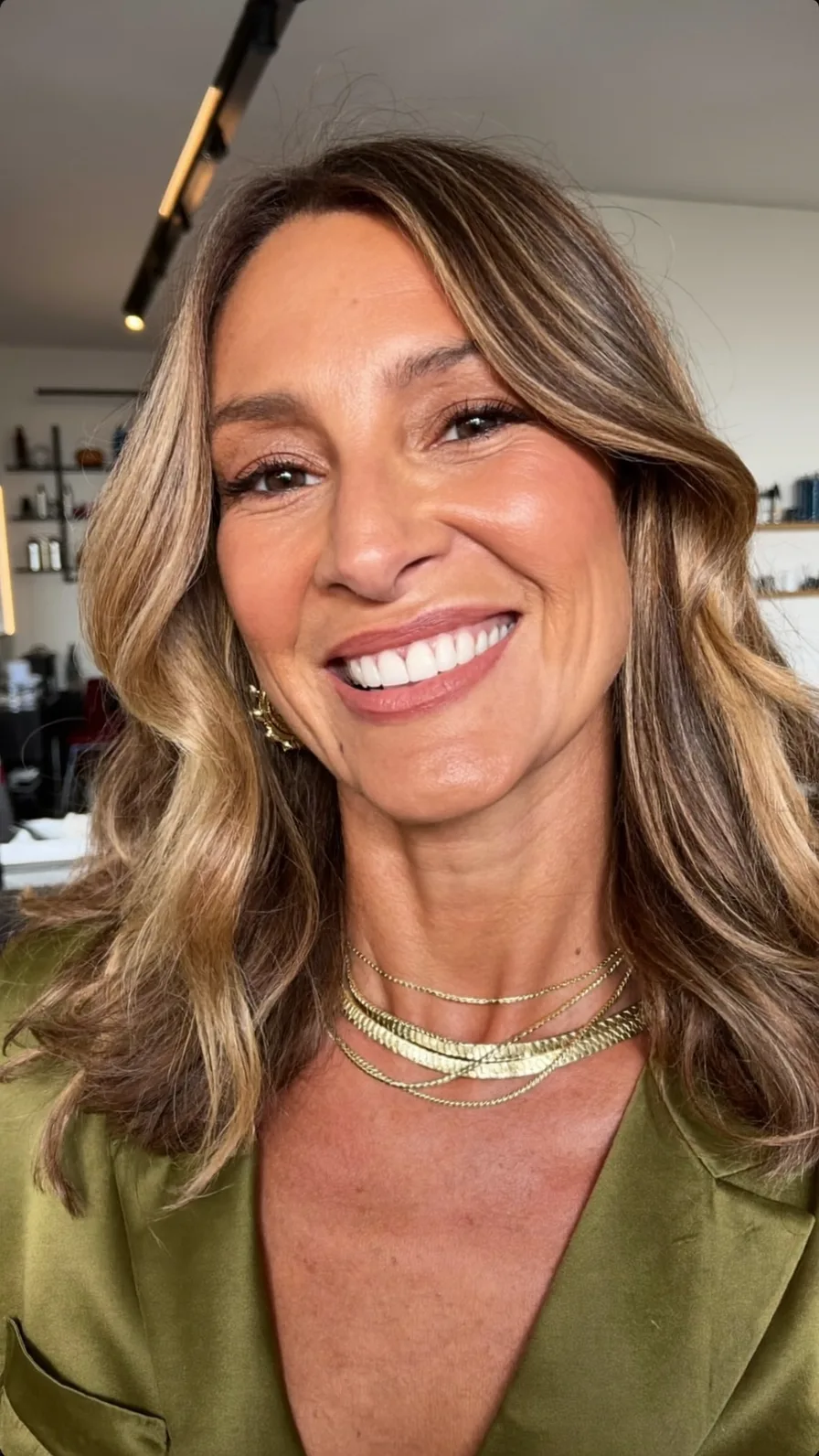 Sun-Kissed Honey Brown Shoulder-Length Wavy Layers Style