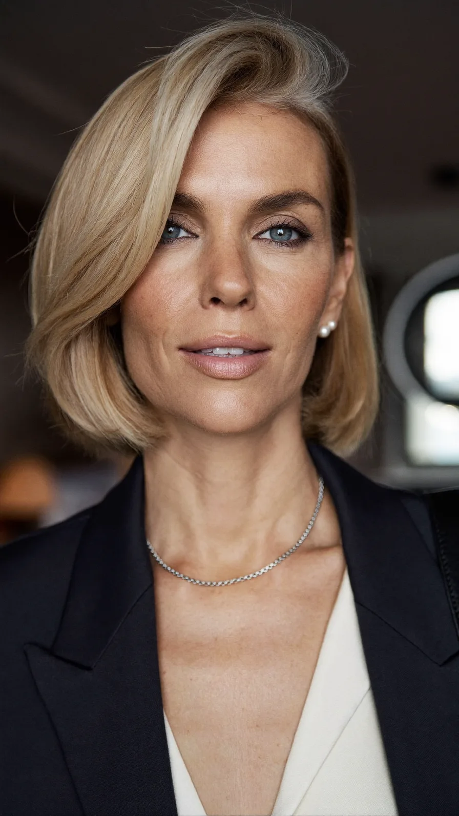 Elegant Chin-Length Honey Blonde Bob with Side-Swept Bangs