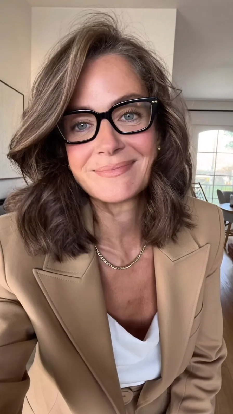 Elegant Shoulder-Length Layered Hair with Side-Swept Volume
