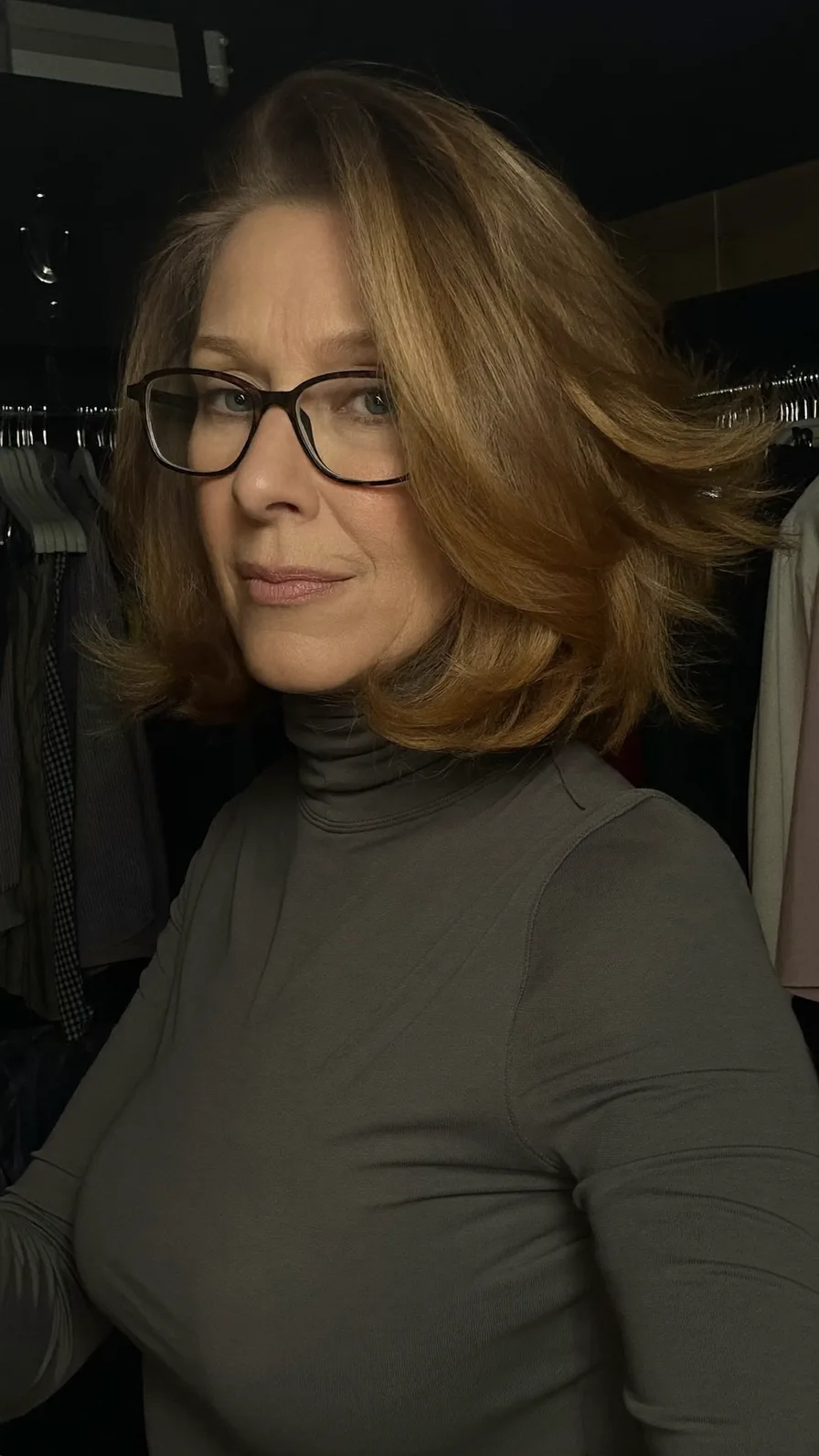 Voluminous Layered Shoulder-Length Hair with Side Parting