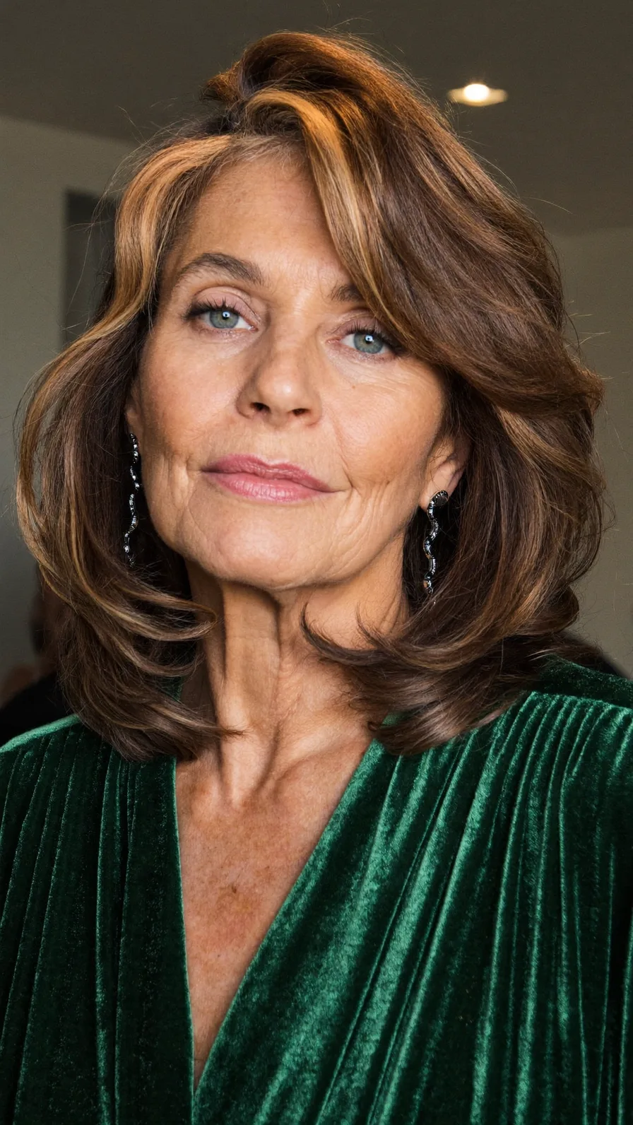 Voluminous Shoulder-Length Layered Hair with Warm Blonde Highlights