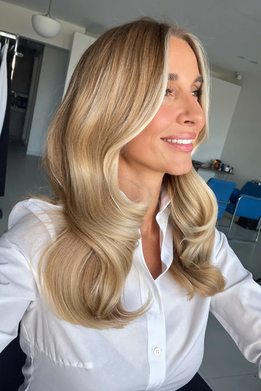 Voluminous Honey Blonde Long Layers with Face-Framing Highlights