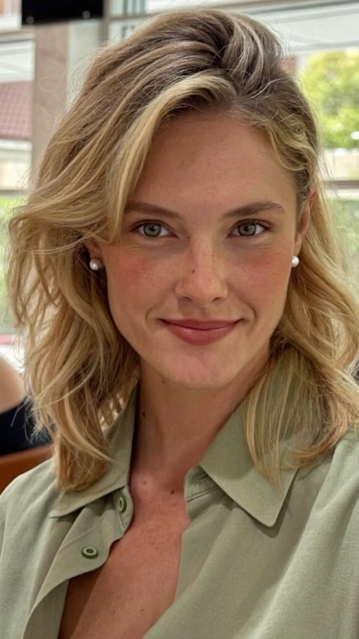 Honey Golden Blonde Collarbone-Length Wavy Lob with Blended Balayage