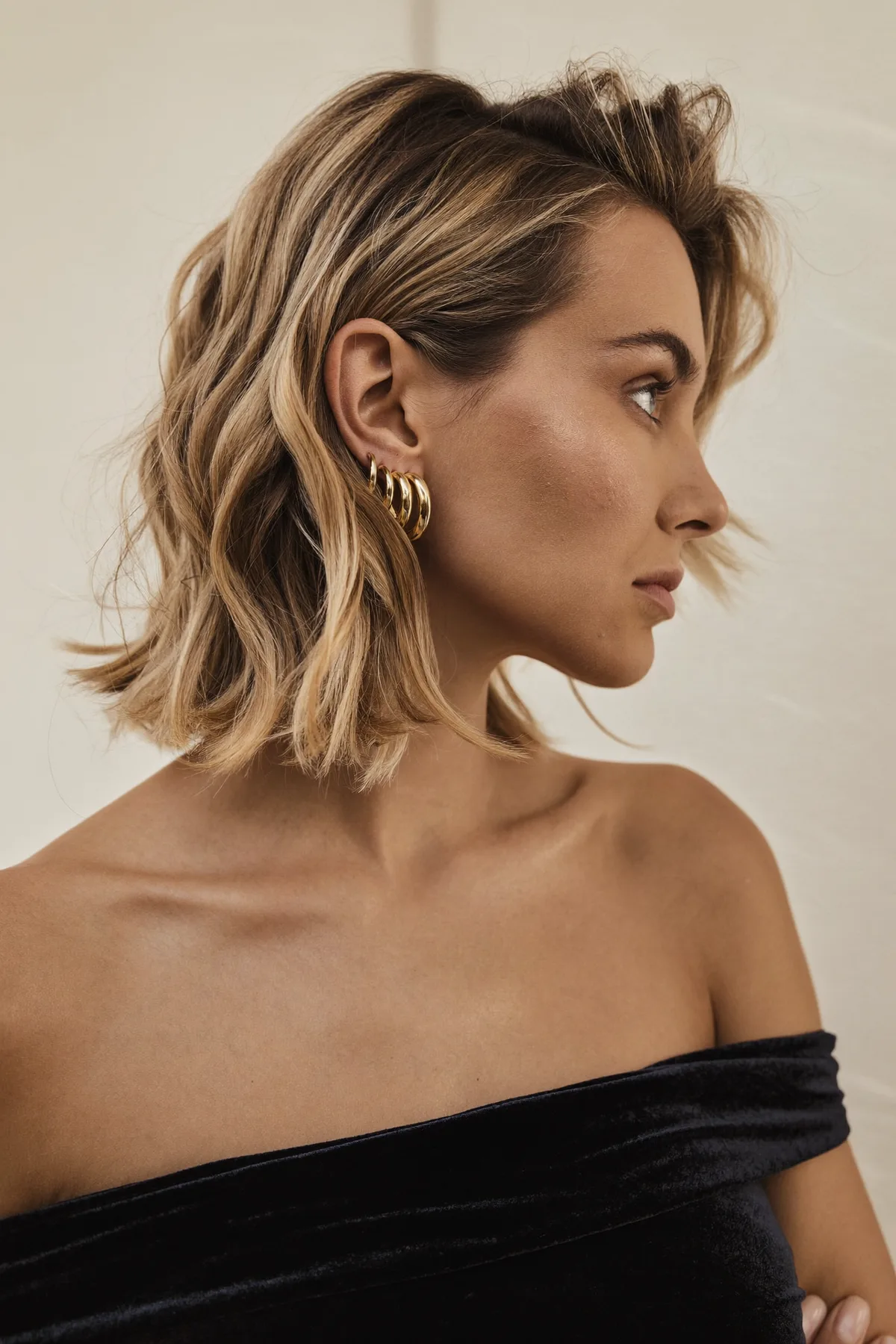 Honey Golden Blonde Chin-Length Wavy Bob with Chunky Highlights
