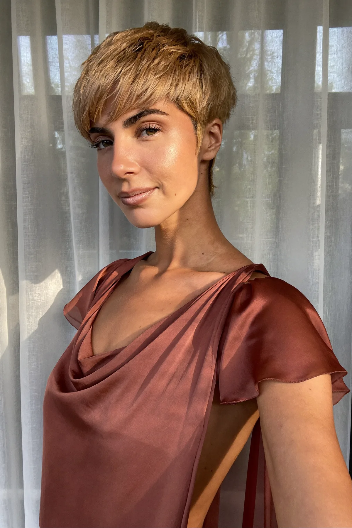Sleek Honey Golden Blonde Solid Pixie Cut for Modern Elegance