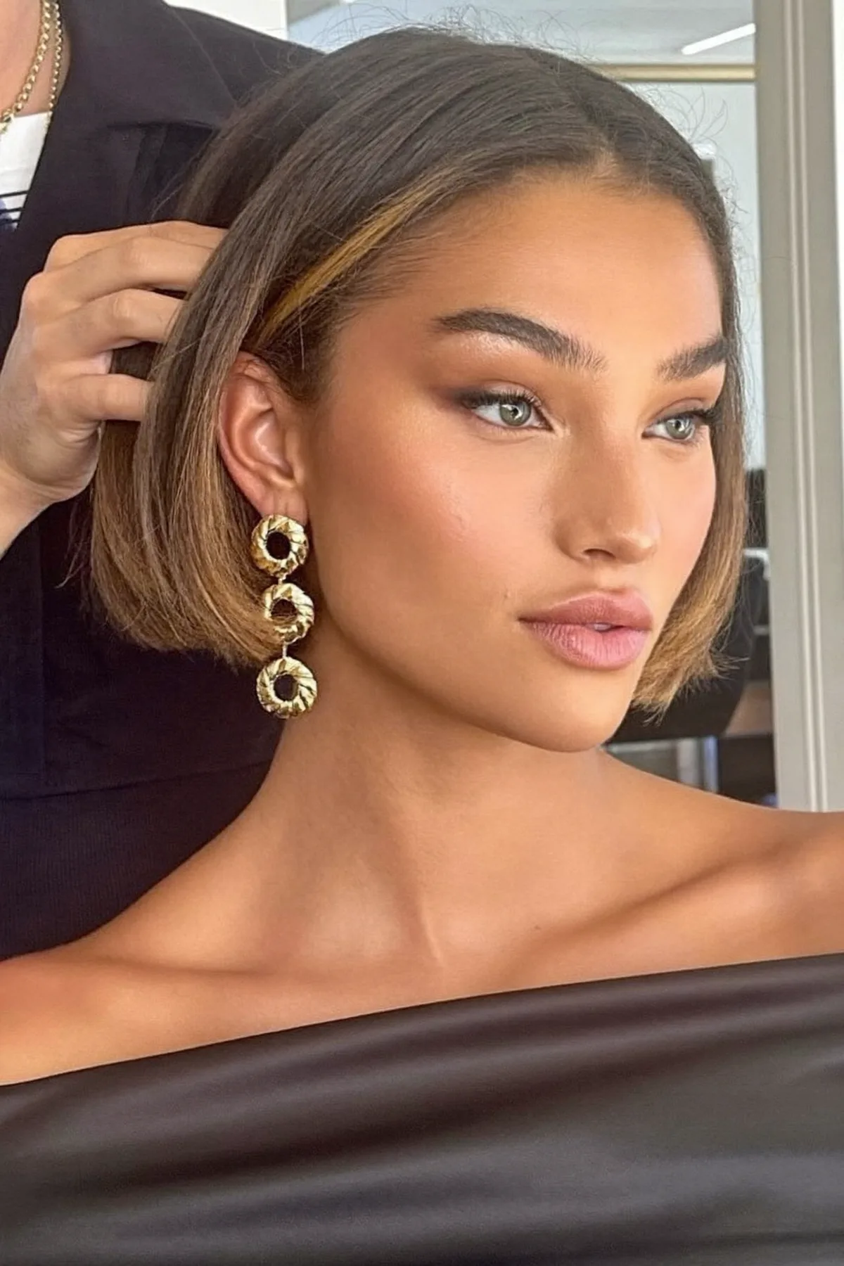 Sleek Honey Golden Blonde Chin-Length Bob for Effortless Sophistication