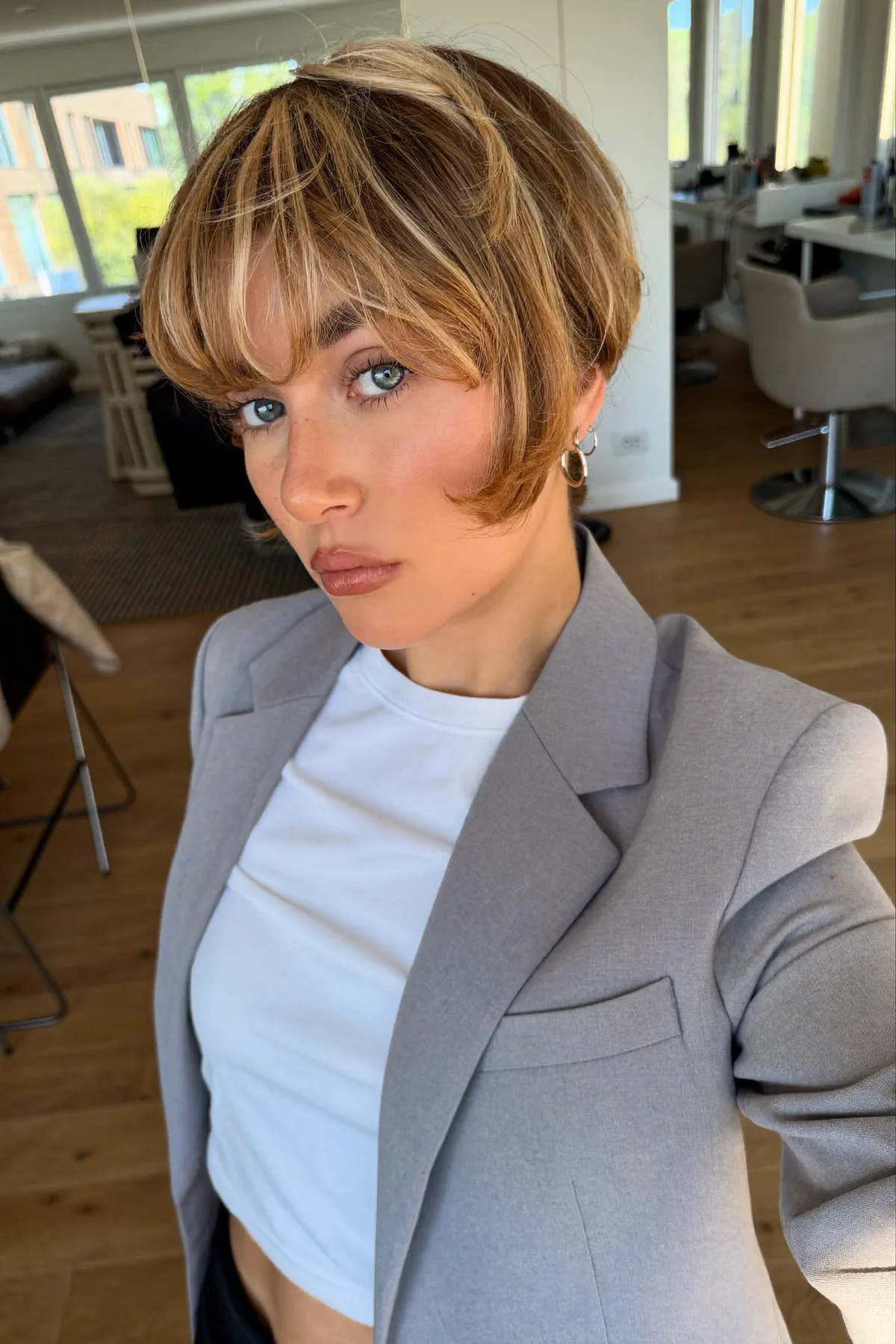 Honey Golden Blonde Chin-Length Bob with Chunky Face-Framing Highlights